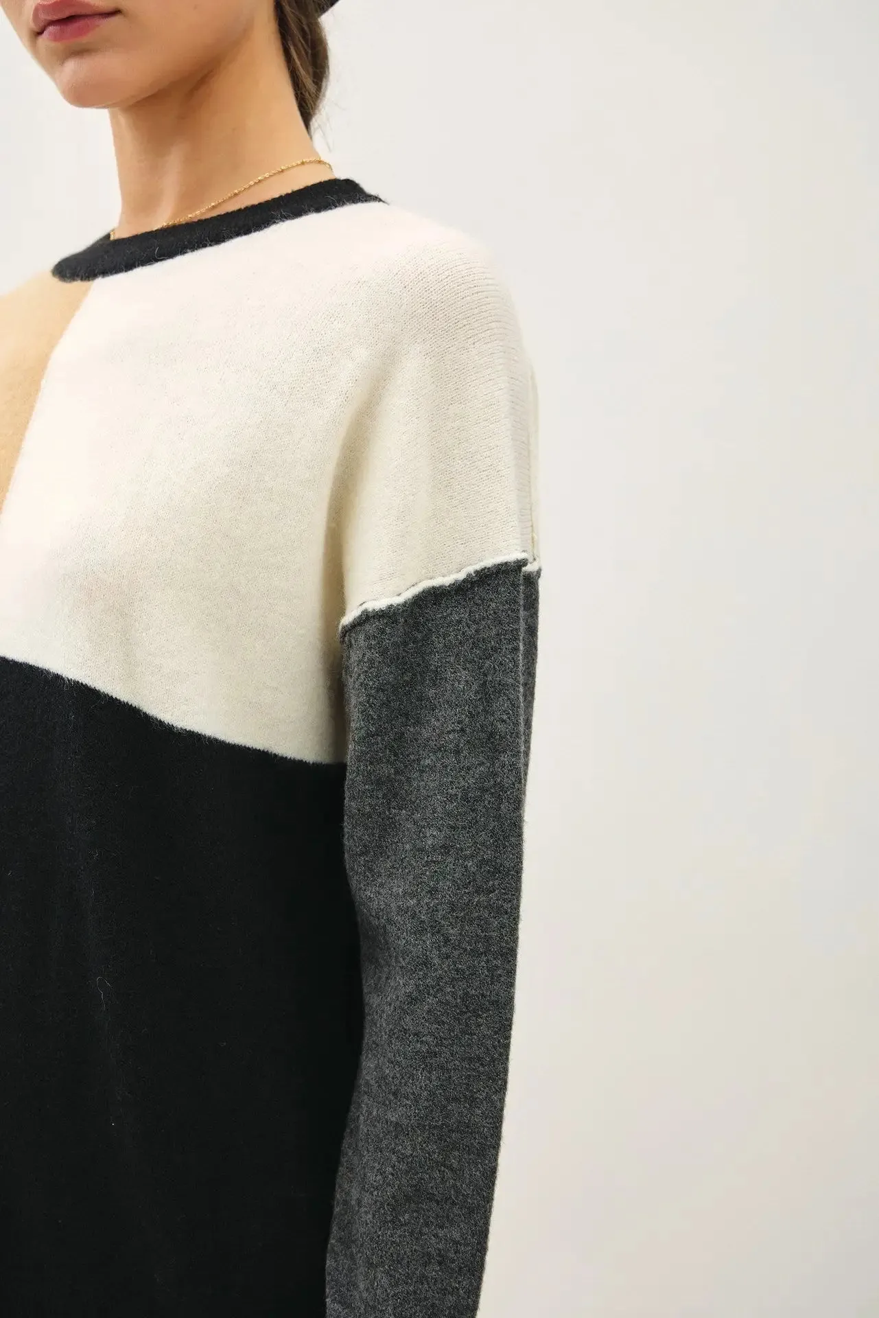 CREW NECK COLOR BLOCKED SWEATER
